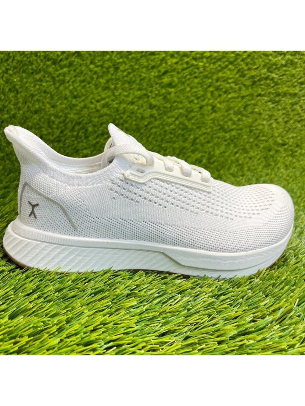 Flux Adapt Runner White Gum Womens Size 6 Running Athletic Walking Knit Shoes